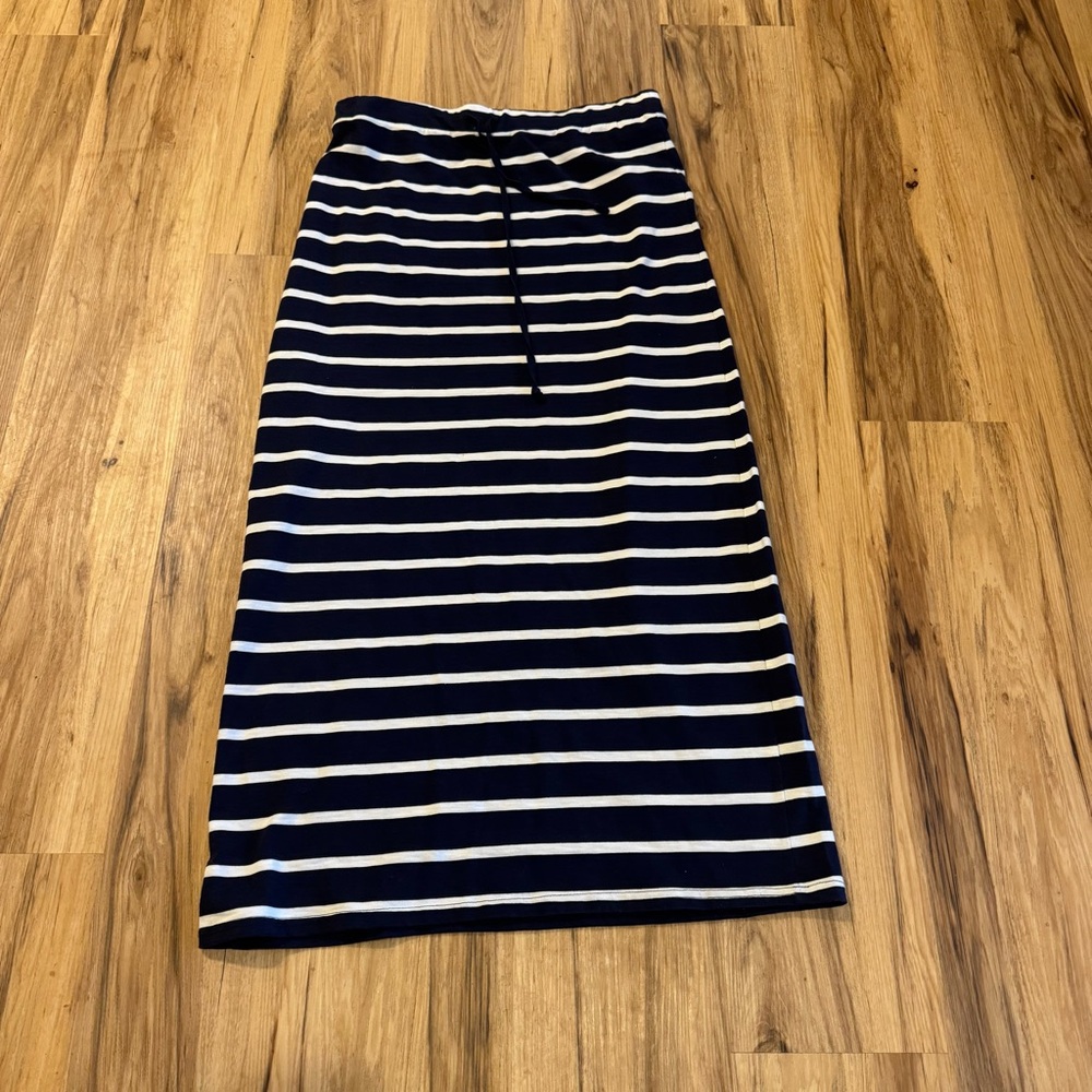 Elegant Navy and White Striped Pencil Skirt